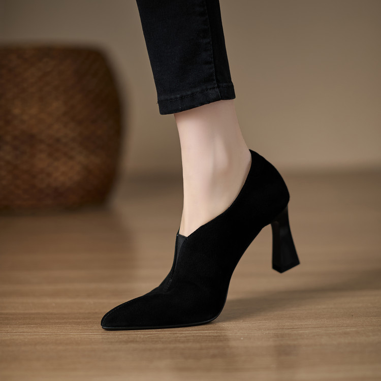 Deep Mouth High Heel Pumps in Black Leather - Style a.html