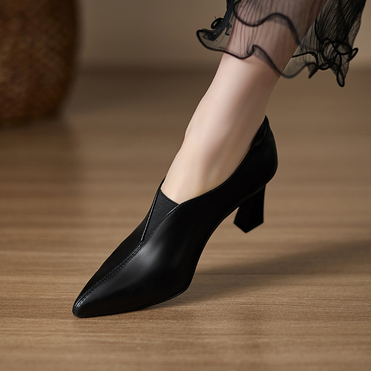 Deep Mouth High Heel Pumps in Black Leather - Style a.html